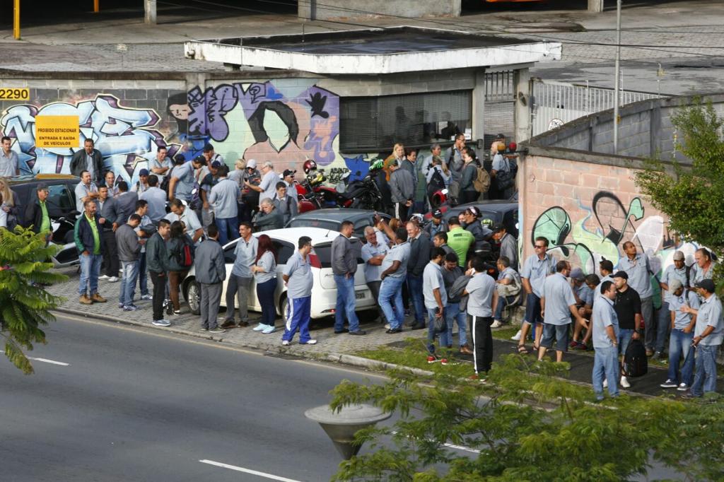 Assembleia que decidiu pelo retorno ao trabalho foi realizada em frente à garagem da Viação São José Filial | Aniele Nascimento/Gazeta do Povo