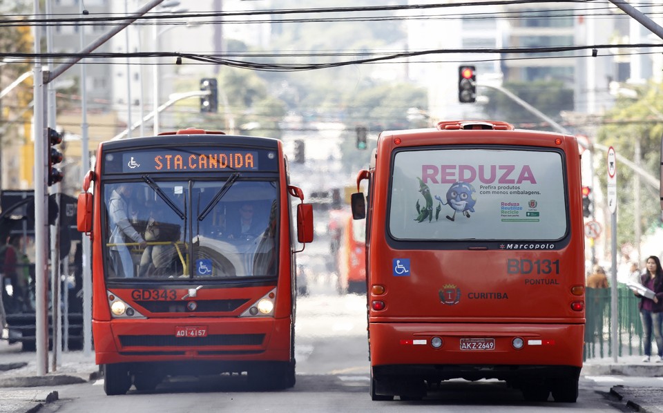Valor gasto pelos deputados com combustível seria suficiente para abastecer os biarticulados da linha Santa Cândida/Capão Raso por meio ano. | Antônio More/Gazeta do Povo
