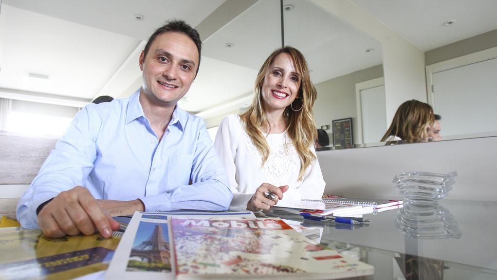 Além da sala de aula, o casal Angélica e Rafael Hasson aproveita as atividades práticas para treinar o francês. | Daniel Castellano/Gazeta do Povo