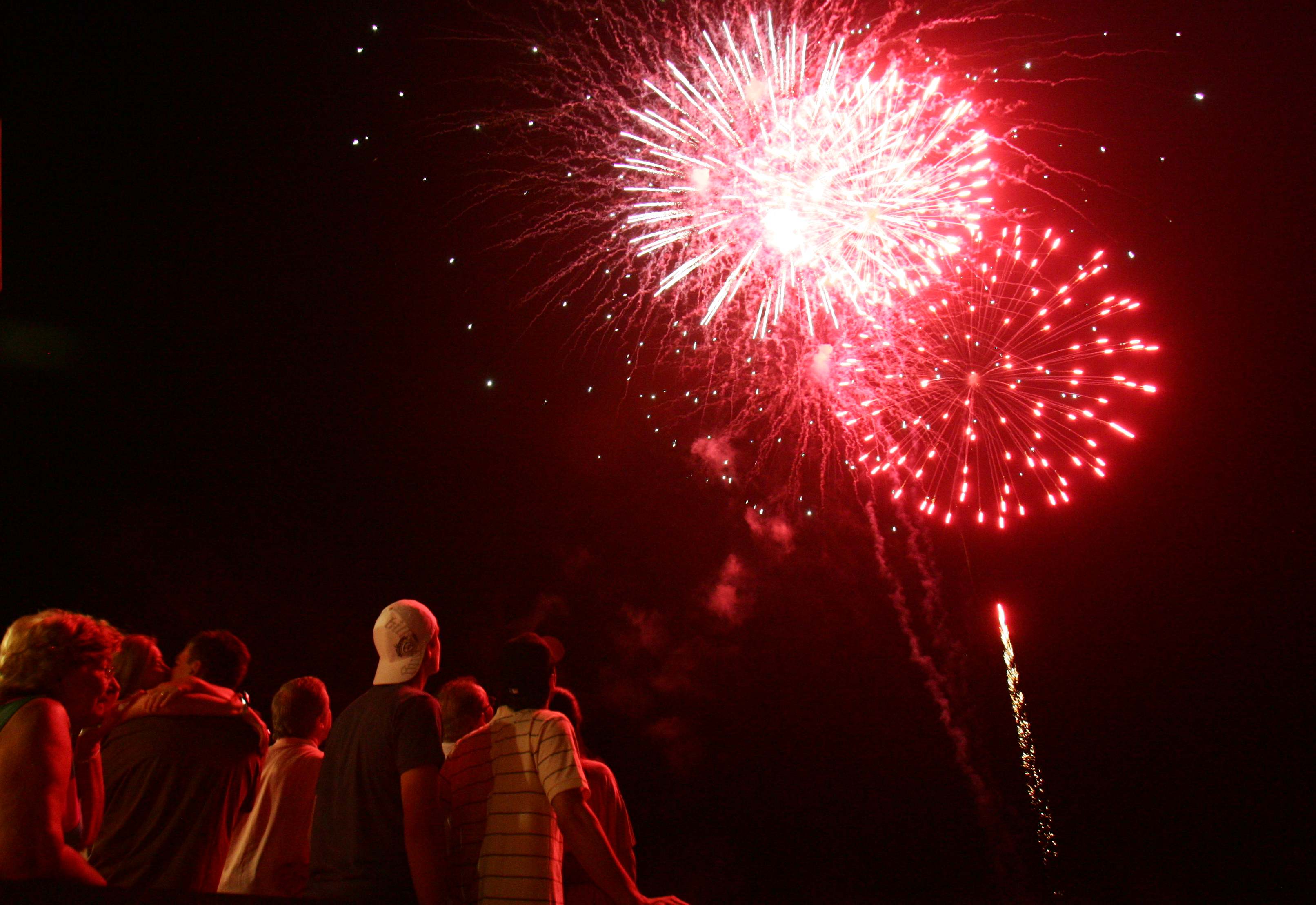 Fogos de artifício: dica é comprar em casas especializadas, seguir instruções do vendedor e que constam da caixa e não beber antes de soltar o foguetório. | Daniel Castellano/Gazeta do Povo/Arquivo
