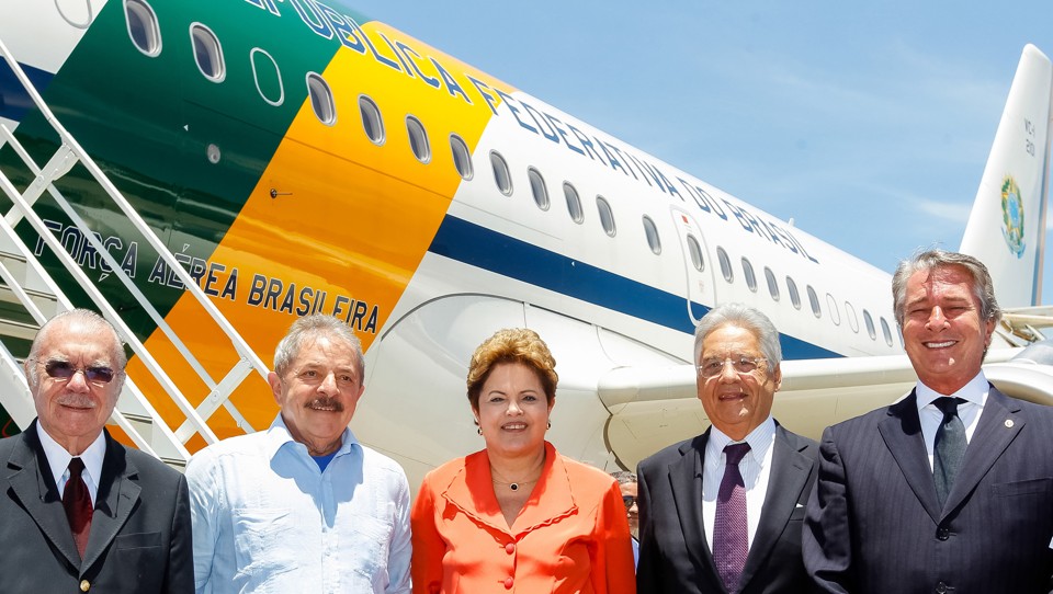 Voo de 2013, com destino ao funeral de Nelson Mandela na África do Sul, reuniu a então presidente Dilma com outros quatro ex-ocupantes do cargo: Sarney, Lula, FHC e Collor: gastança nas “refeições aéreas” é antiga. | Ricardo Stuckert/Presidência/Arquivo