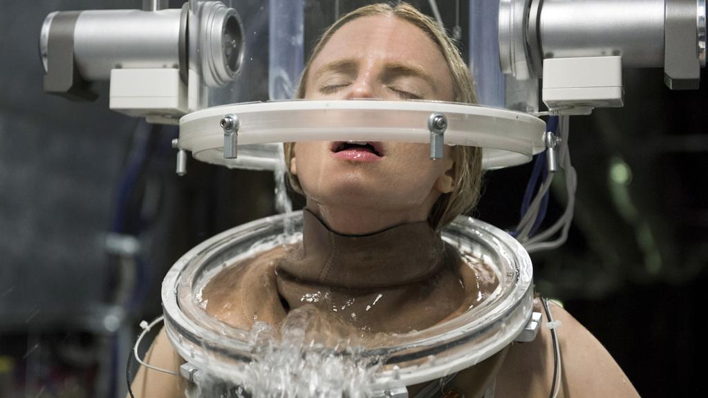 Brit Marling, criadora e protagonista da série: esquisita, muito esquisita | JoJo Whilden/Netflix/Divulgação