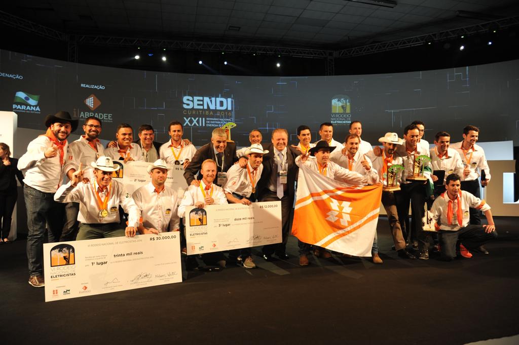 Diretores e eletricistas vencedores comemoram vitória no evento“Rodeio de Eletricistas”. | Divulgação