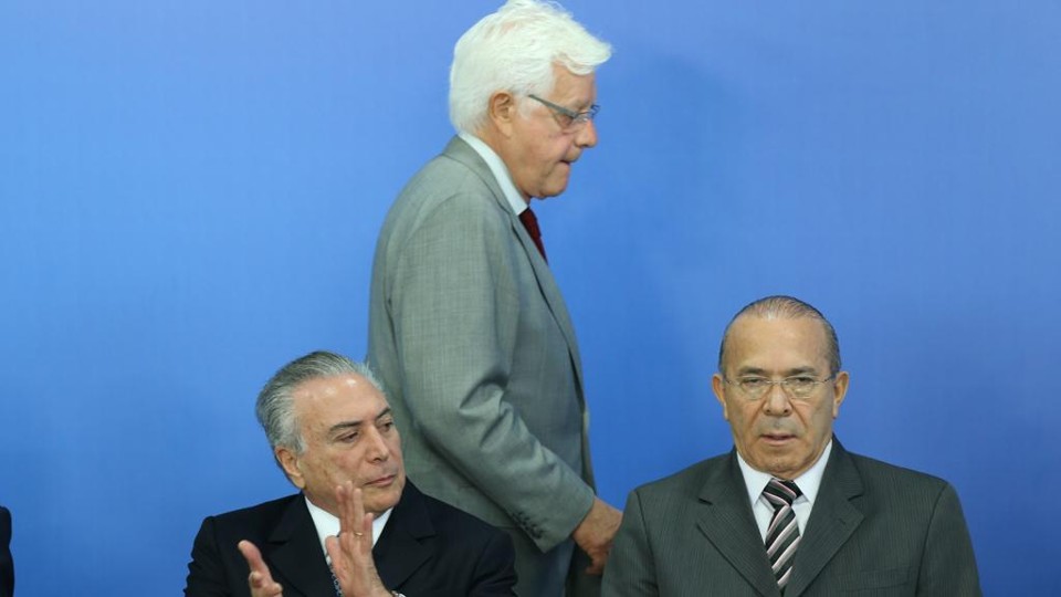 Delator cita Moreira Franco, homem de confiança de Temer, em negócios de aeroportos Moreira Franco (em pé) | LULA MARQUES/Agência PT