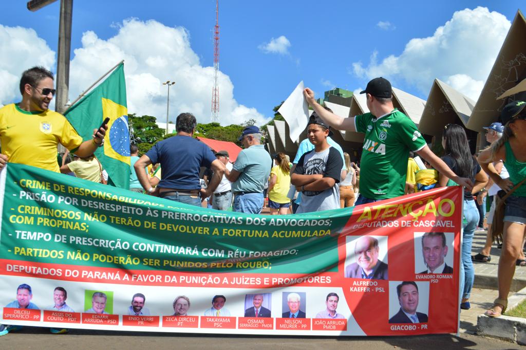 Faixa com fotos e nomes de deputados paranaenses em Cascavel. | Luiz Carlos da Cruz/Gazeta do Povo
