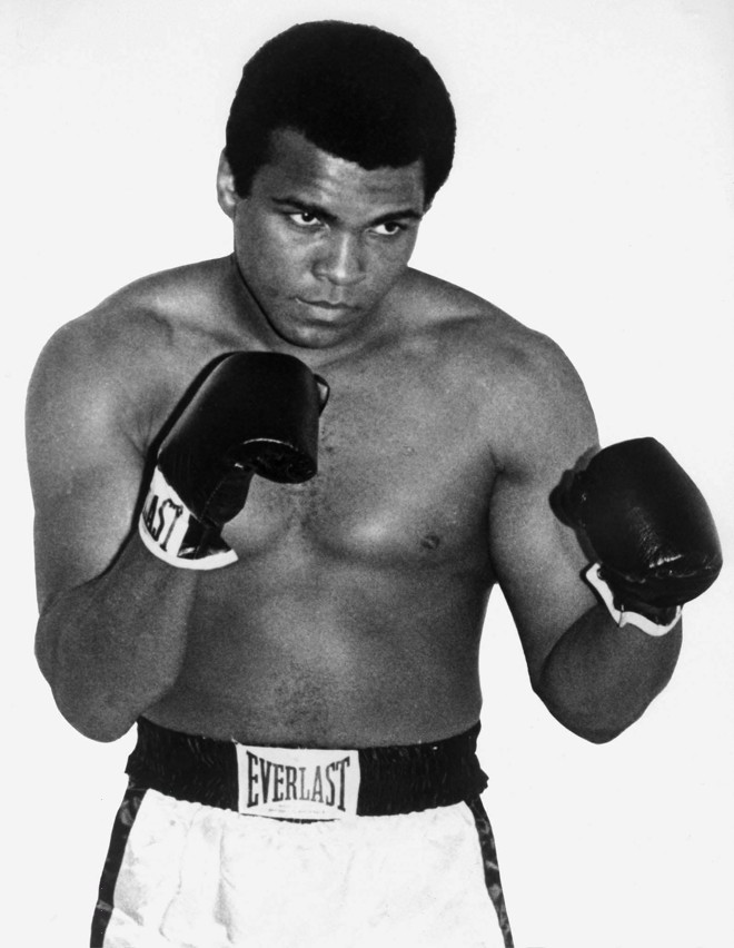 Considerado o maior ícone do boxe, Muhammad Ali foi três vezes campeão mundial dos pesos-pesados e há 30 anos lutava contra a doença de Parkinson. | AFP