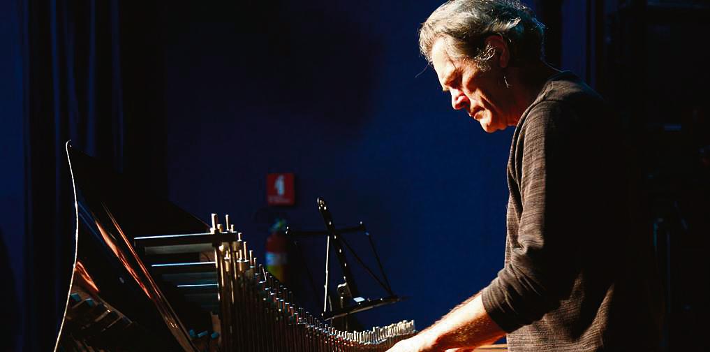 Deneuve se dedica ao instrumento há 41 anos | Aniele Nascimento/Gazeta do Povo