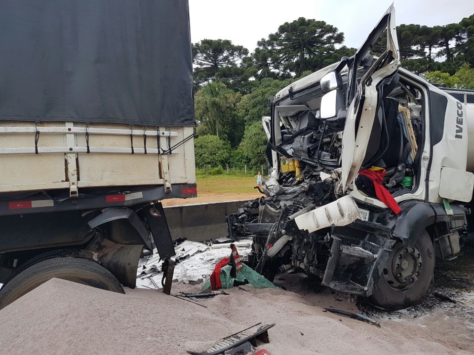 Pista da BR 376 ficou interditada após colisão entre dois caminhões | Divulgação/PRF