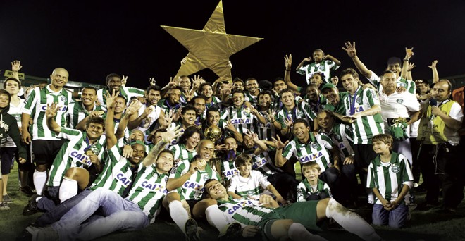 No título mais recente, uma reunião da “família coritibana” com a estrela de 85 ao fundo. | Reprodução