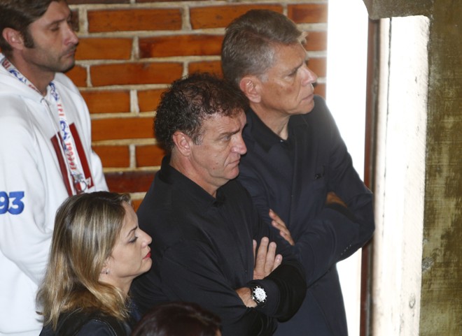 Técnicos Cuca, do Palmeiras, e Paulo Autuori, do Atlético, no velório de Caio Jr. | Aniele Nascimento/Gazeta do Povo