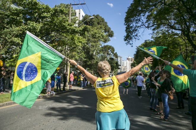 Carros que passavam pela Avenida Anita Garibaldi eram incentivados a buzinar para dar apoio ao ato. | Marcelo Andrade/Gazeta do Povo