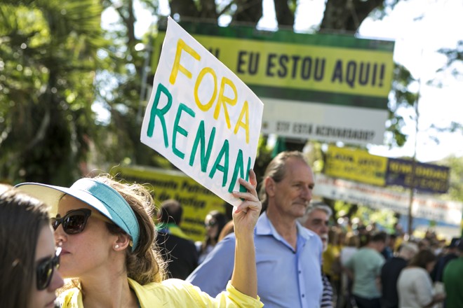 Presidente do Senado, Renan Calheiros, recebeu vaias durante o ato. | Marcelo Andrade/Gazeta do Povo