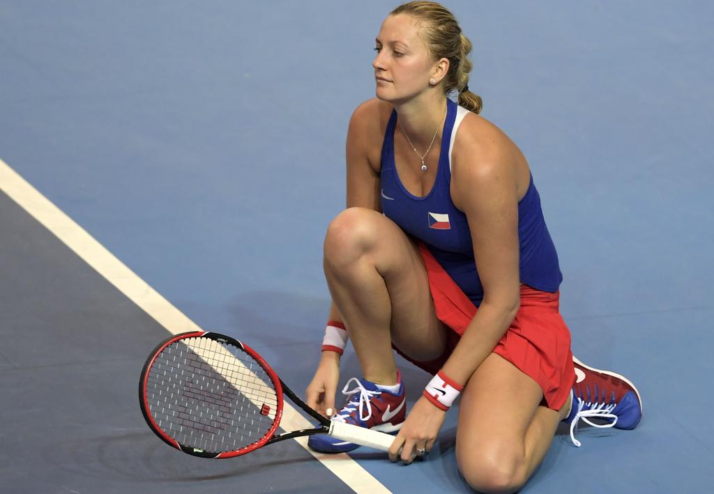 Petra Kvitova ainda não sabe exatamente qual a gravidade dos ferimentos em sua mão atingida pelo ladrão que a atacou. | Patrick Hertzog/AFP