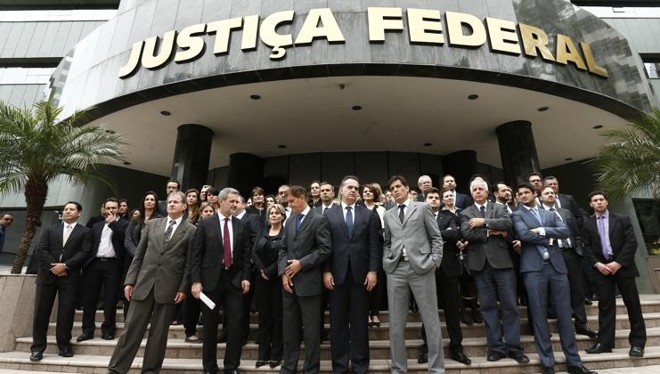 Curitiba (PR), em frente à Justiça Federal | Hugo Harada/Gazeta do Povo