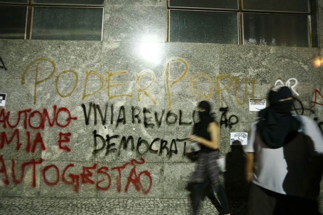 Manifestantes picham palavras de ordem pelo centro de Curitiba | Hugo Harada/ Gazeta do Povo