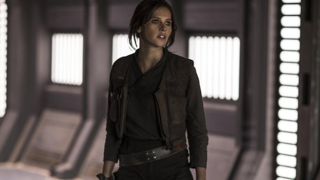 Felicity Jones deixou os espartilhos dos muitos filmes de época dos quais participou para viver uma criminosa recrutada pela Aliança Rebelde. | Divulgação/