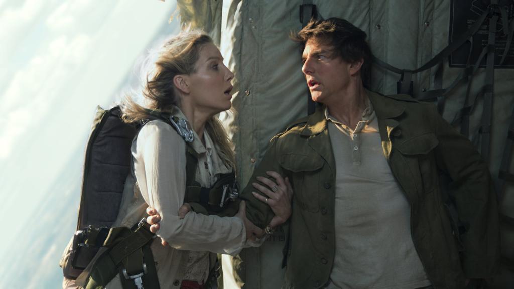 Cruise em cena do novo filme, ao lado de Annabelle Wallis. | Divulgação/