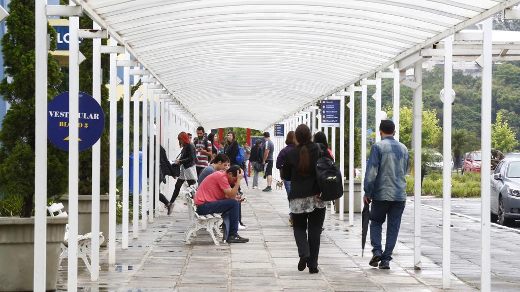 Estudantes chegam para fazer o exame neste sábado (3), na Unibrasil, um dos locais de prova. | Aniele Nascimento/Gazeta do Povo