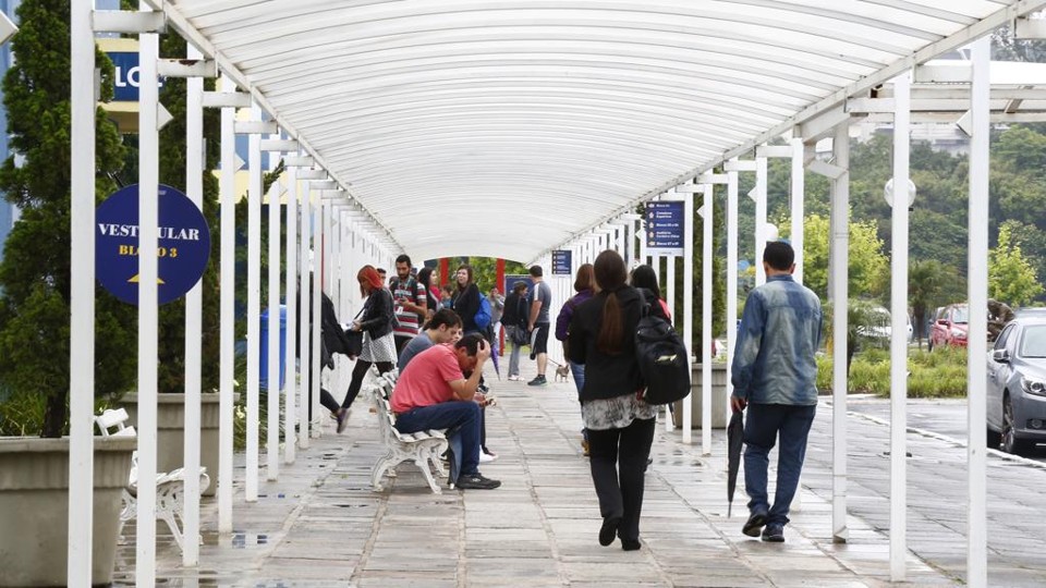 Estudantes chegam para fazer o exame neste sábado (3), na Unibrasil, um dos locais de prova. | Aniele Nascimento/Gazeta do Povo