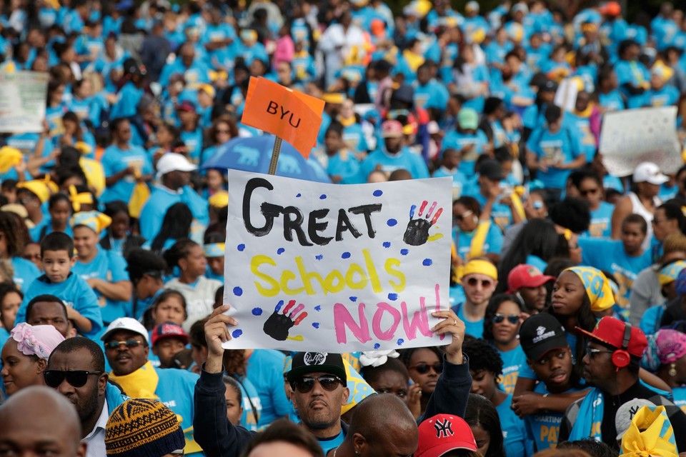 Protesto realizado em setembro em Nova York a favor das escolas charter: famílias pobres querem poder escolher instituições melhores | Drew Angerer/AFP