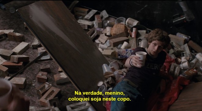 Na cena, o personagem Scott desafia o valentão Todd, que acaba se dando mal. A legenda traduz o jargão espanhol “muchacho” para o “menino” | Reprodução