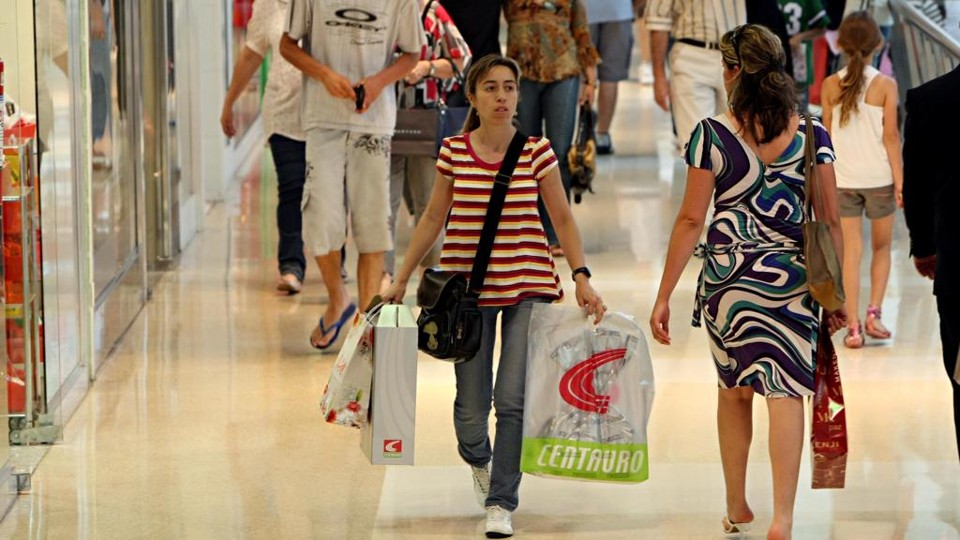 Consumo das famílias acumula sete trimestres de queda, após mais de 11 anos de altas seguidas. | ALBARI ROSA/Gazeta do Povo