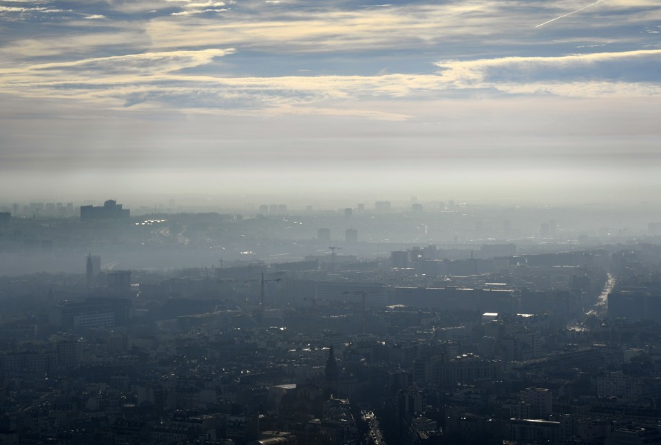 Paris sofre há mais de uma semana por uma nuvem de partículas finas no ar que superam o nível de alerta (80 microgramas/m3). | BERTRAND GUAY/AFP