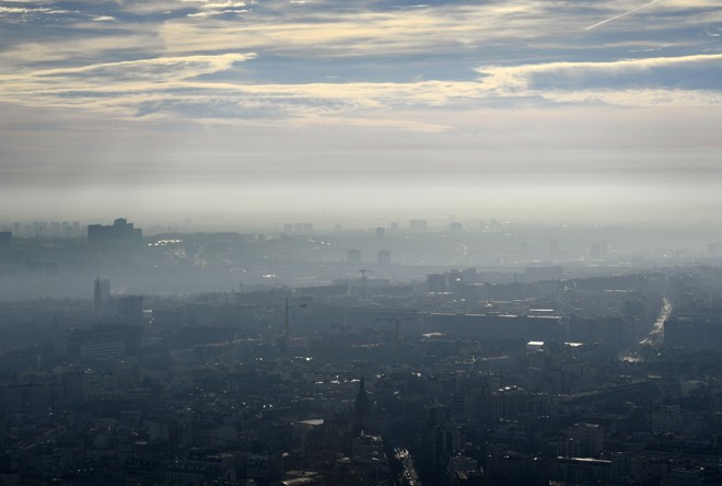 Paris sofre há mais de uma semana por uma nuvem de partículas finas no ar que superam o nível de alerta (80 microgramas/m3). | BERTRAND GUAY/AFP