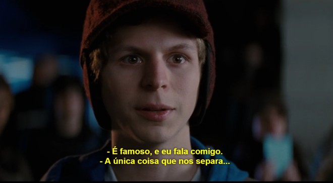 Scott diz ao ver o Sr. Lee, uma celebridade de Hollywood que ele “é famoso, e fala comigo”. Logo, o pronome “eu” está errado | Reprodução