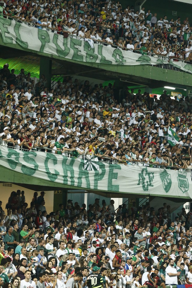 Diversas faixas em homenagem à Chape foram estendidas no Couto. | Hugo Harada/Gazeta do Povo