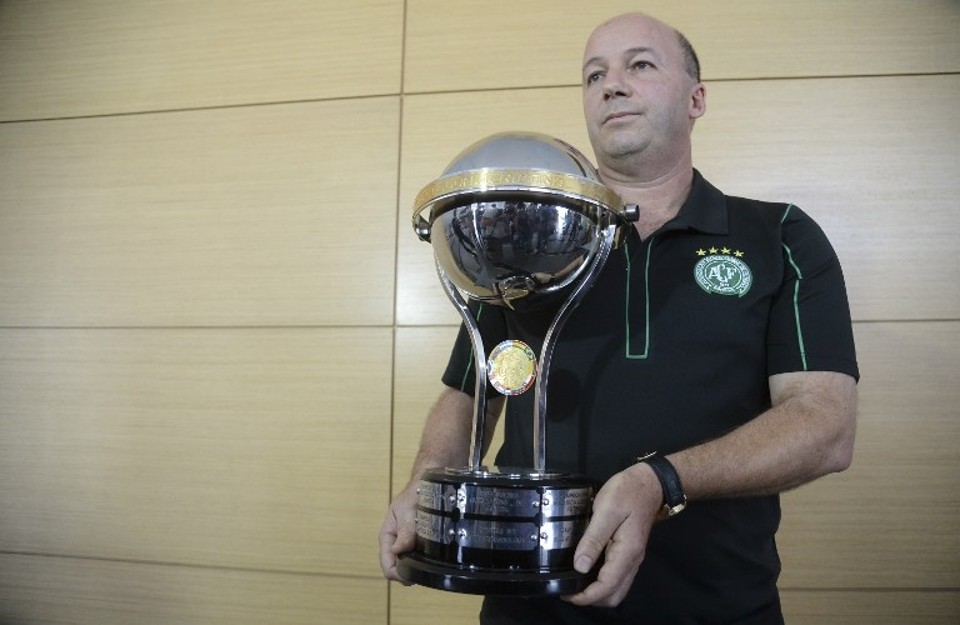 Diretor jurídico da Chapecoense, Marcelo Zolet, com a taça da Sul-Americana. | Raul Arboleda/AFP