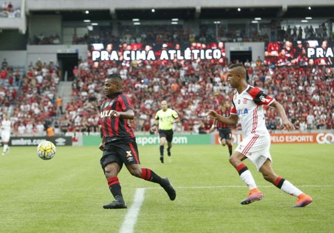 Nikão não teve muito espaço no primeiro tempo contra o Flamengo. | Marcelo Andrade/Gazeta do Povo