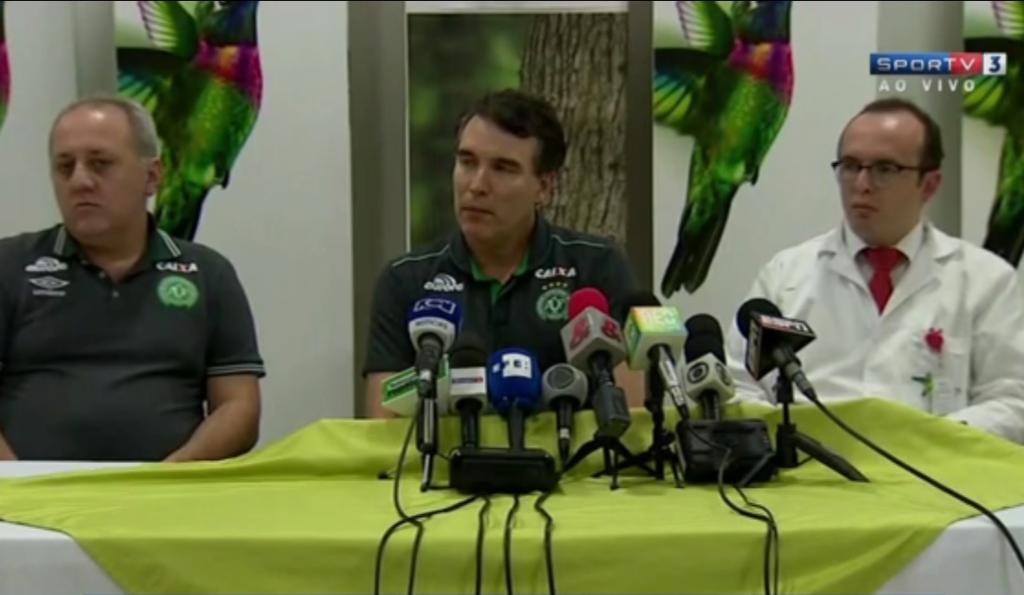 Médicos concedem entrevista coletiva para falar da situação dos sobreviventes do acidente com o avião da Chapecoense. | Reprodução/