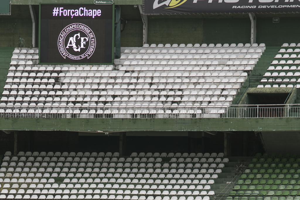 Telão do Couto com mensagem de apoio à Chapecoense. | Marcelo Andrade/Gazeta do Povo
