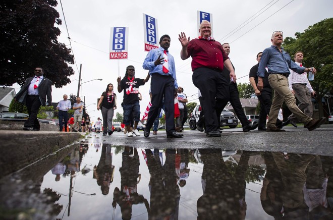 Rob Ford (de camisa vermelha e calça preta) foi prefeito de Toronto. | AFP