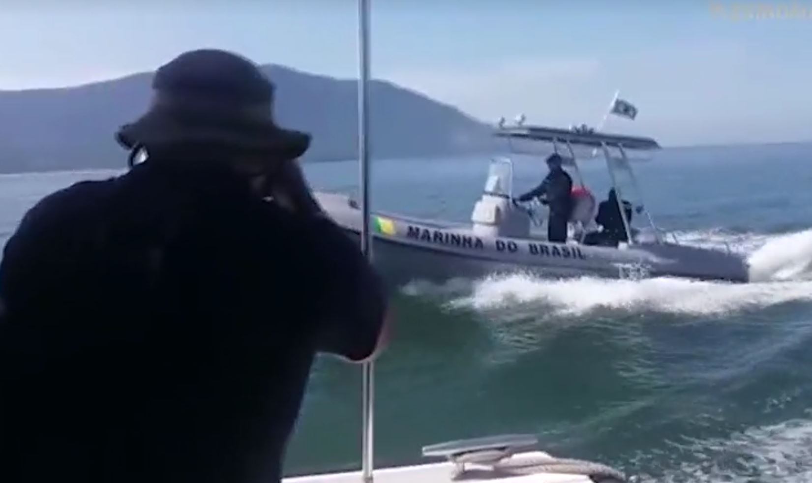 Lancha da Marinha se aproxima para abordar o barco dos jornalistas. Cena é registrada por fotógrafo. | Reprodução/Vídeo/O Estado de S.Paulo