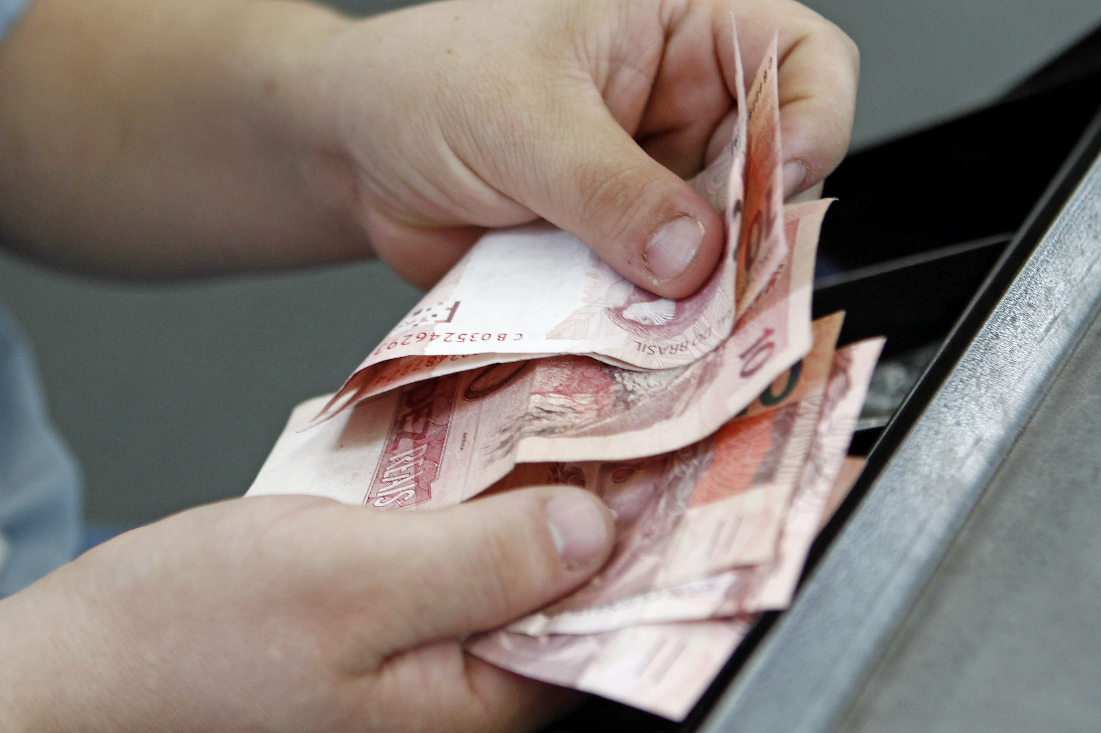 Pagar com dinheiro vivo poderá ser vantajoso, pois empresas têm custos com o cartão de crédito. | Antônio More/Gazeta do Povo