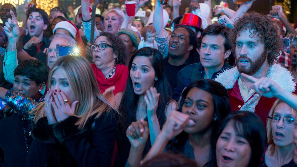 A maior parte do sucesso do filme, no entanto, deriva do comprometimento brilhante de um elenco grande e talentoso, que inclui Jason Bateman, Olivia Munn, T. J. Miller, Courtney B. Vance, Kate McKinnon, Rob Corddry, Vanessa Bayer, Randall Park, Jillian Bell e Jennifer Aniston | Glen Wilson/Paramount Pictures/Divulgação