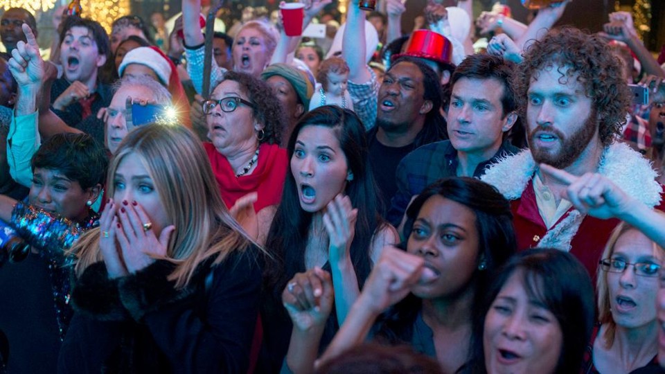 A maior parte do sucesso do filme, no entanto, deriva do comprometimento brilhante de um elenco grande e talentoso, que inclui Jason Bateman, Olivia Munn, T. J. Miller, Courtney B. Vance, Kate McKinnon, Rob Corddry, Vanessa Bayer, Randall Park, Jillian Bell e Jennifer Aniston | Glen Wilson/Paramount Pictures/Divulgação