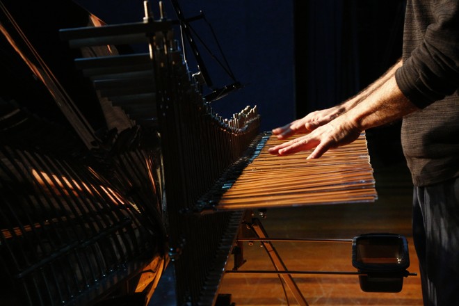 O músico francês Michel Deneuve afina o Cristal Baschet no palco do teatro da Caixa Cultural | Aniele Nascimento/Gazeta do Povo