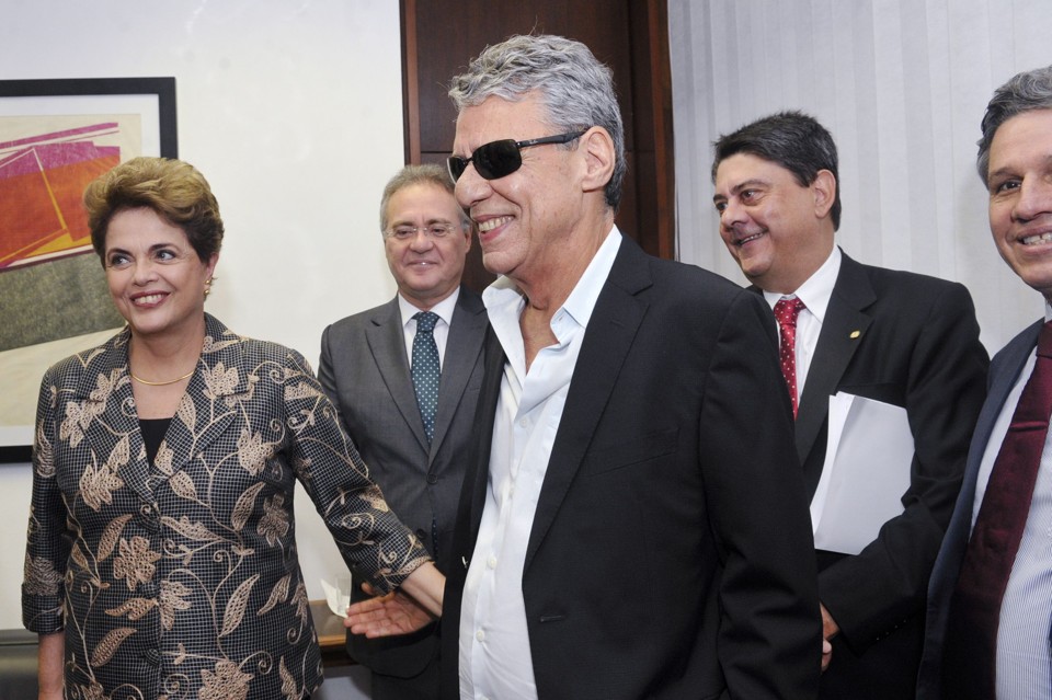 Chico Buarque ao lado de Dilma antes da sessão deliberativa do impeachment da presidente, em agosto de  2016. | Jane de Araújo/Agência Senado