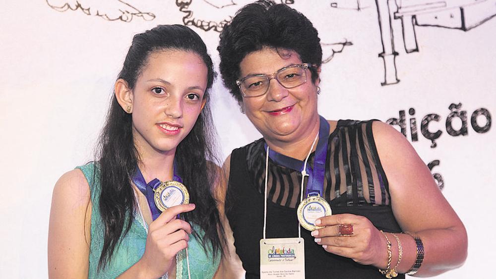 Amábile Vitória dos Santos e a professora Aparecida Torres: melhor redação na categoria memória da Olimpíada de Língua Portuguesa. | Fundação Itaú/Divulgação