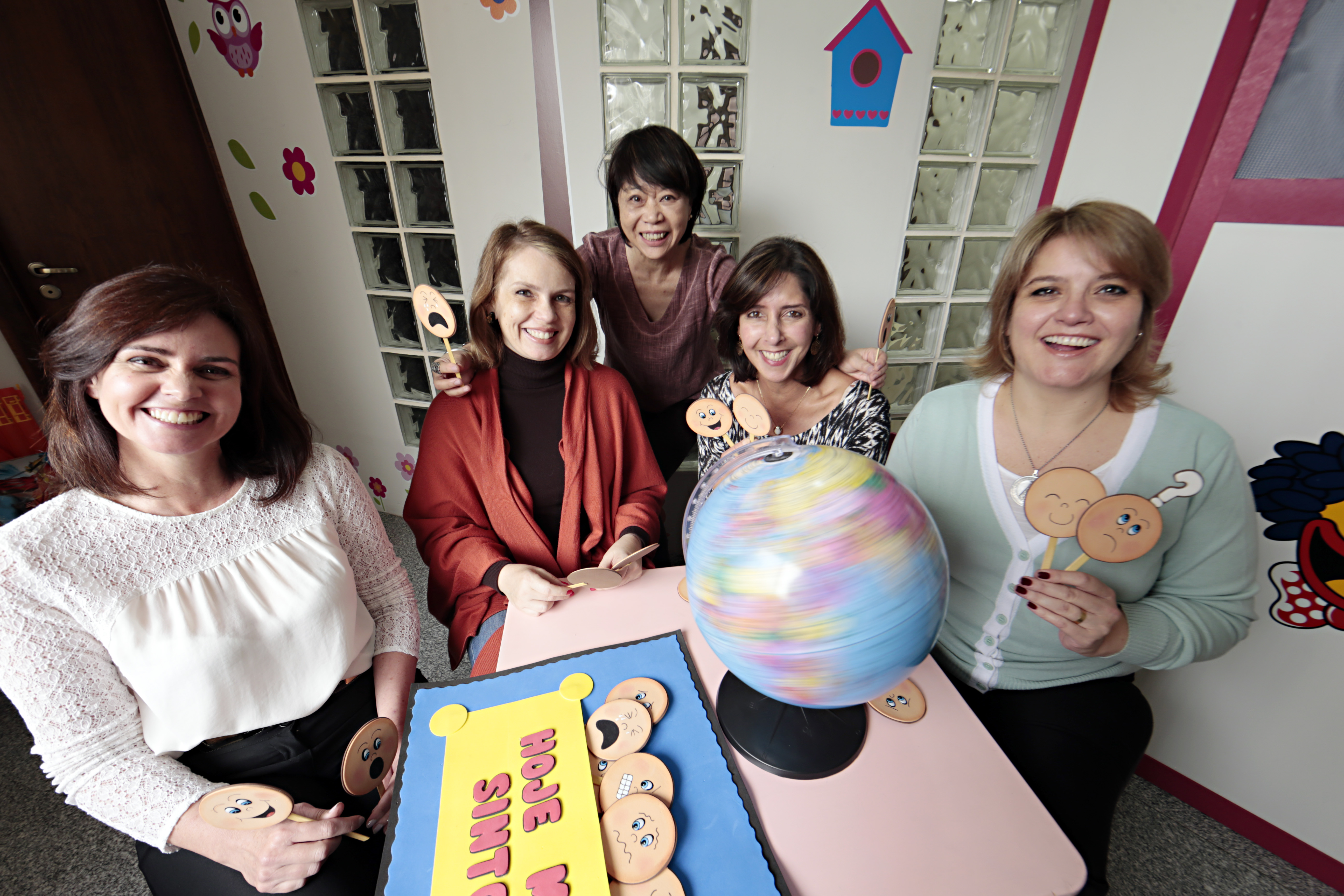 Equipe de profissionais do Tribunal de Justiça do Paraná, responsável pelos processos de adoção internacional. Amélia Reiko Jojima (centro) é a coordenadora da equipe | Albari Rosa/Gazeta do Povo