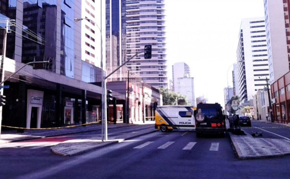 Uma suposta bomba levou a polícia a interditar uma quadra da Avenida João Gualberto nesta terça-feira | Gerson Klaina/Tribuna do Paraná