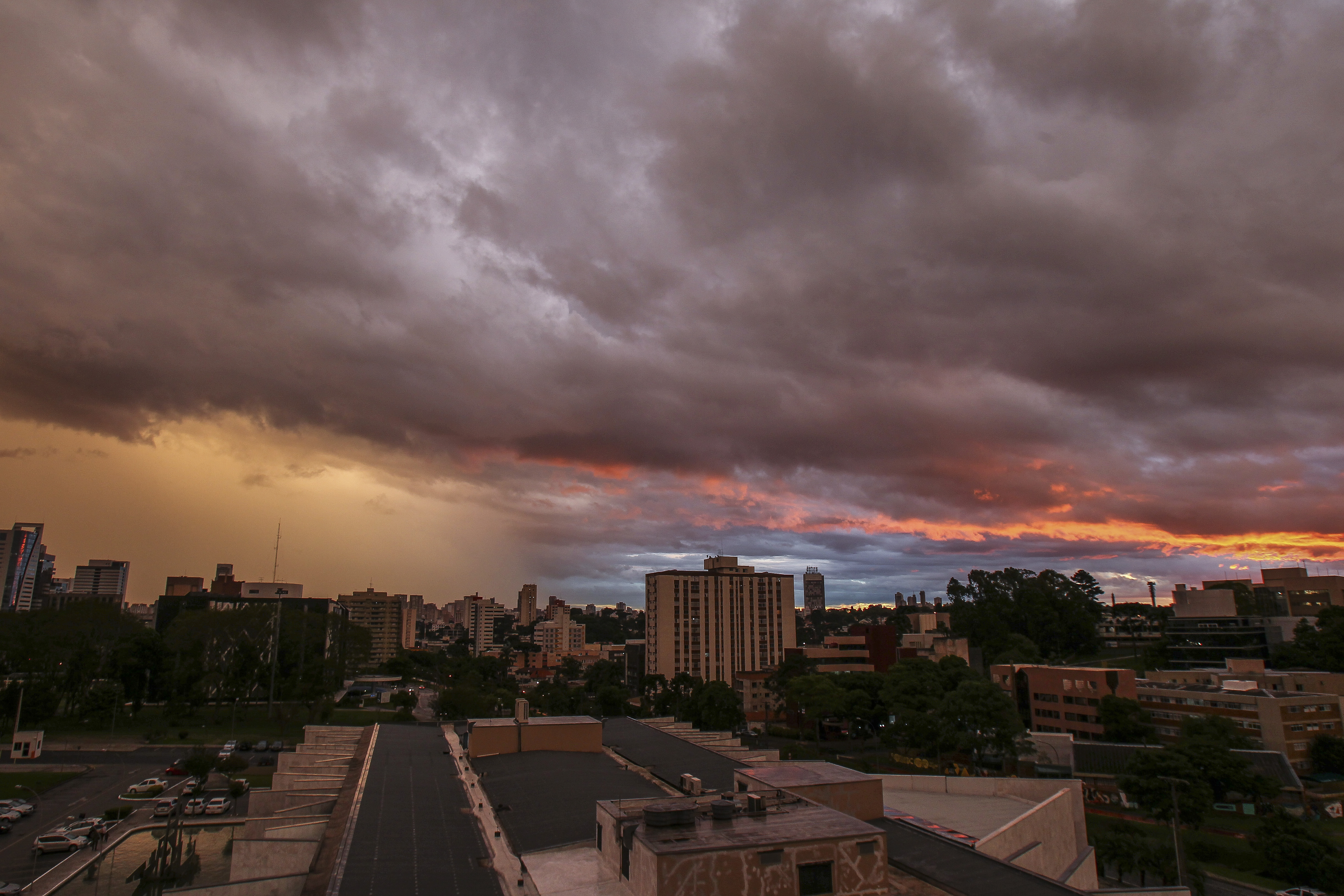 Frente fria traz chuva para Curitiba, mas o calor continua | Daniel Castellano/Gazeta do Povo
