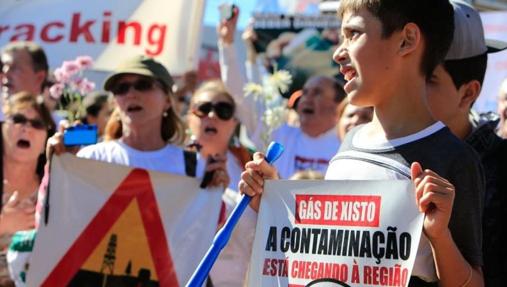 Moradores de Toledo durante manifestação  contra o fracking em junho de 2014: preocupação com danos ambientais.