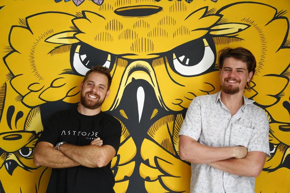Diogo dos Reis Ruiz, da produtora Asteroide, recontratou o designer Leonardo Scholz, que havia deixado a empresa para empreender. “Sabíamos que ele voltaria mais preparando ainda”. | Aniele Nascimento/Gazeta do Povo