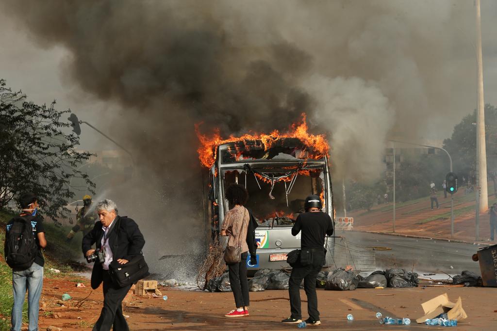 Ônibus foi incendiado em meio aos protestos | DIDA SAMPAIO/ESTADÃO CONTEÚDO