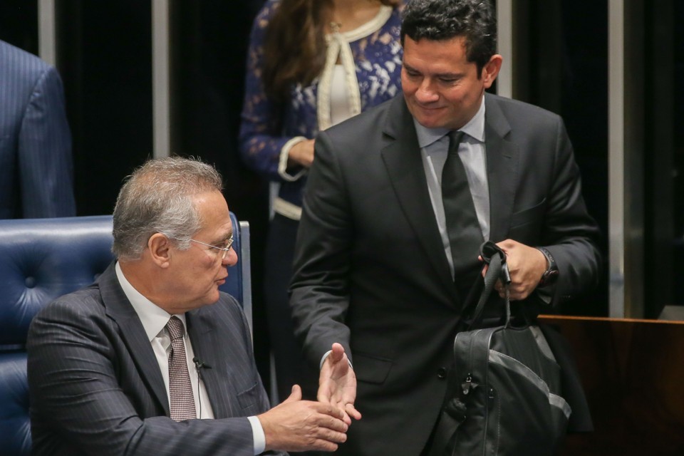 Moro (de pé) cumprimenta o presidente do Senado, Renan Calheiros (PMDB-AL) | Antonio Cruz/Agência Brasil