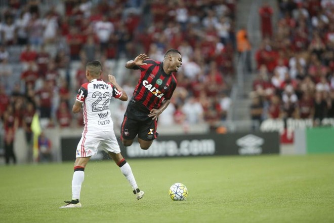 Everton faz falta em Nikão. | Marcelo Andrade/Gazeta do Povo